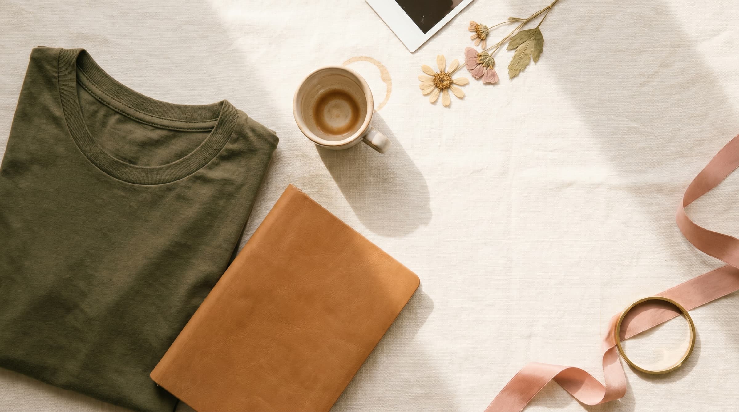 Flatlay éditorial avec caramel